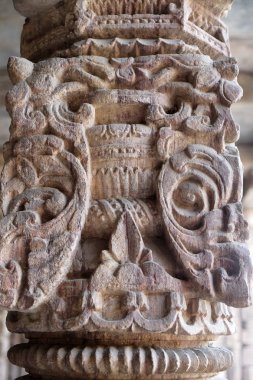 Quwwat-Ul-Islam Camii, Qutab Minar karmaşık, Delhi, Hindistan avluda oyma taş sütunlar 