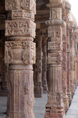 Quwwat-Ul-Islam Camii, Qutab Minar karmaşık, Delhi, Hindistan avluda oyma taş sütunlar 