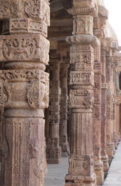 Quwwat-Ul-Islam Camii, Qutab Minar karmaşık, Delhi, Hindistan avluda oyma taş sütunlar 