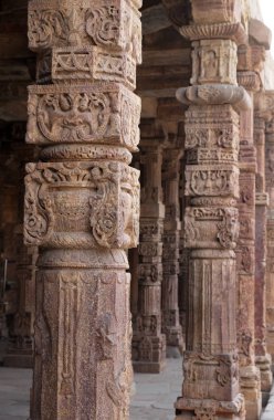 Quwwat-Ul-Islam Camii, Qutab Minar karmaşık, Delhi, Hindistan avluda oyma taş sütunlar 