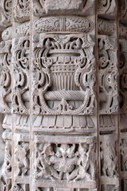 Quwwat-Ul-Islam Camii, Qutab Minar karmaşık, Delhi, Hindistan avluda oyma taş sütunlar 