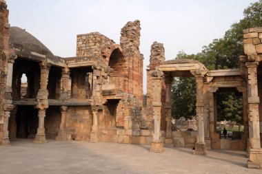 Qutab Minar kompleksi, Delhi, India