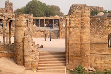 Qutab Minar kompleksi, Delhi, Hindistan üzerinde 13 Şubat 2016.