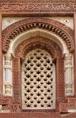 Şafak Minar Alai, Qutab Minar kompleksi, Delhi, Hindistan ın penceresiyle 