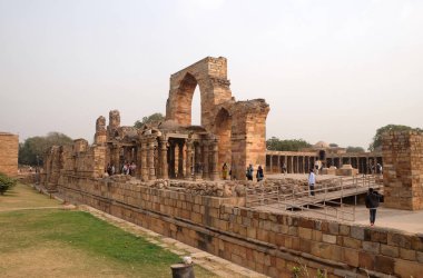 Qutab Minar kompleksi, Delhi, India.