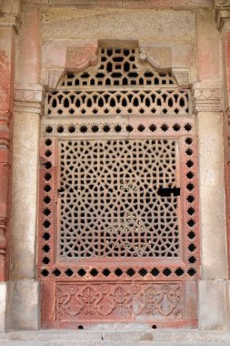 Mermer ISA Khan'ın mezarı pencereye oyulmuş. Humayuns mezar kompleksi, Delhi, India