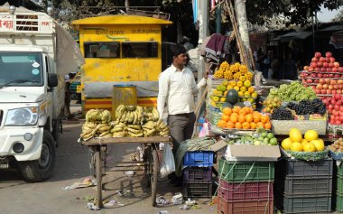 Sokak tüccar satmak meyve Delhi, Hindistan açık 13 Şubat 2016 üzerinde.; 