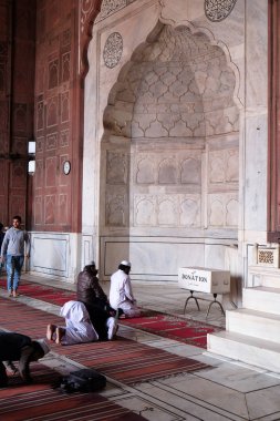 İnsanlar Jama Masjid Camisi Şubat, 13, 2016 üzerinde Delhi, Hindistan için dua.