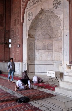 İnsanlar Jama Masjid Camisi Şubat, 13, 2016 üzerinde Delhi, Hindistan için dua.