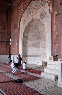 İnsanlar Jama Masjid Camisi Şubat, 13, 2016 üzerinde Delhi, Hindistan için dua.
