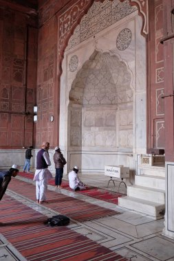 İnsanlar Jama Masjid Camisi Şubat, 13, 2016 üzerinde Delhi, Hindistan için dua.