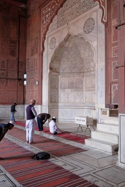 İnsanlar Jama Masjid Camisi Şubat, 13, 2016 üzerinde Delhi, Hindistan için dua.