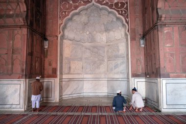 İnsanlar Jama Masjid Camisi Şubat, 13, 2016 üzerinde Delhi, Hindistan için dua.