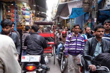Hint yan sokakta eski Delhi, Hindistan 13 Şubat 2016 üzerinde kalabalık..