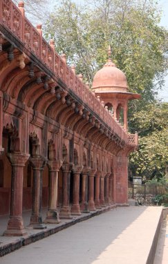 Kapıya Taj Mahal (taç saraylar), Agra, Uttar Pradesh, Hindistan Yamuna Nehri'nin güney yakasında bir Fildişi-beyaz mermer Türbesi.