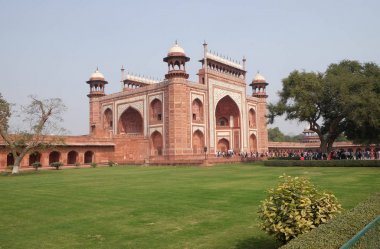 Kapıya Taj Mahal (taç saraylar), Agra, Uttar Pradesh, Hindistan Yamuna Nehri'nin güney yakasında bir Fildişi-beyaz mermer Türbesi.