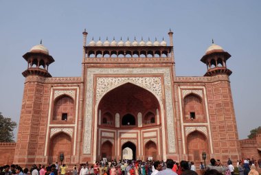 Kapıya Taj Mahal (taç saraylar), Agra, Uttar Pradesh, Hindistan üzerinde Şubat, 14, 2016 Yamuna Nehri'nin güney yakasında bir Fildişi-beyaz mermer Türbesi.