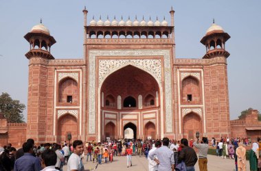 Kapıya Taj Mahal (taç saraylar), Agra, Uttar Pradesh, Hindistan üzerinde Şubat, 14, 2016 Yamuna Nehri'nin güney yakasında bir Fildişi-beyaz mermer Türbesi.