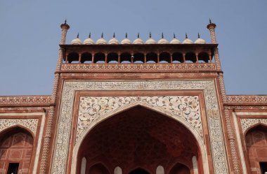 Kapıya Taj Mahal (taç saraylar), Agra, Uttar Pradesh, Hindistan Yamuna Nehri'nin güney yakasında bir Fildişi-beyaz mermer Türbesi 
