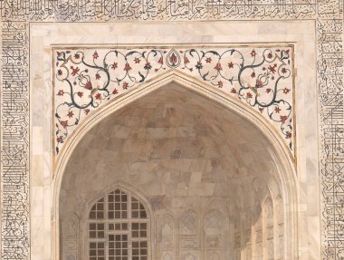 Taj Mahal (taç saraylar), Agra, Uttar Pradesh, Hindistan Yamuna Nehri'nin güney yakasında bir Fildişi-beyaz mermer Türbesi
