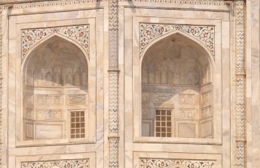 Taj Mahal (taç saraylar), Agra, Uttar Pradesh, Hindistan Yamuna Nehri'nin güney yakasında bir Fildişi-beyaz mermer Türbesi