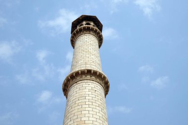 Minare Taj Mahal (taç saraylar), Agra, Uttar Pradesh, Hindistan Yamuna Nehri'nin güney yakasında bir Fildişi-beyaz mermer Türbesi 
