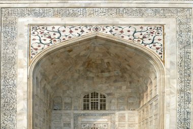 Taj Mahal (taç saraylar), Agra, Uttar Pradesh, Hindistan Yamuna Nehri'nin güney yakasında bir Fildişi-beyaz mermer Türbesi
