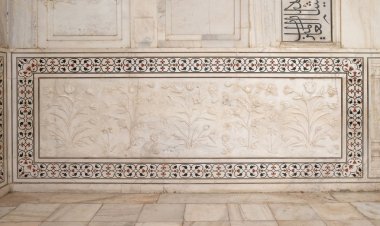 Babür Taj Mahal (taç saraylar), Agra, Uttar Pradesh, Hindistan Yamuna Nehri'nin güney yakasında bir Fildişi-beyaz mermer Türbesi cephesinde taş sanat