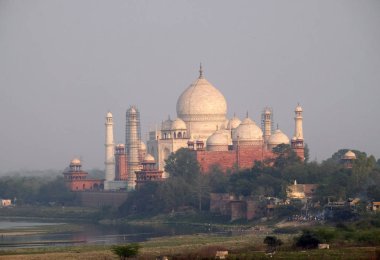 Taj Mahal (taç saraylar), Agra, Uttar Pradesh, Hindistan Yamuna Nehri'nin güney yakasında bir Fildişi-beyaz mermer Türbesi.