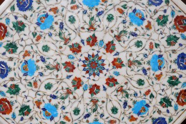 Geleneksel renkli çiçek mermer masa Agra, Uttar Pradesh, Hindistan Satılık 