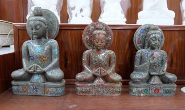 Agra, Uttar Pradesh, Hindistan Hediyelik eşya dükkanında Buda heykelleri görüntülemek.