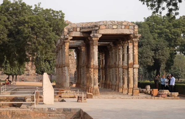 Oszlopok Faragás Udvarán Quwwat Iszlám Mecset Qutab Minar Komplex Delhi — Stock Fotó