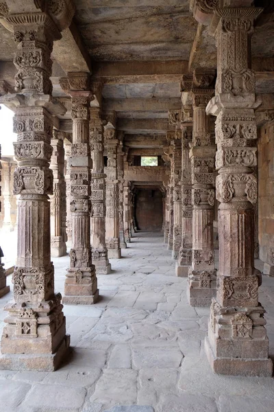 Columns Stone Carving Courtyard Quwwat Islam Mosque Qutab Minar Complex — Stock Photo, Image