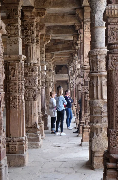 Columns Stone Carving Courtyard Quwwat Islam Mosque Qutab Minar Complex — Stock Photo, Image