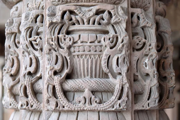 Kolumner Med Sten Carving Gården Quwwat Islam Moské Qutab Minar — Stockfoto