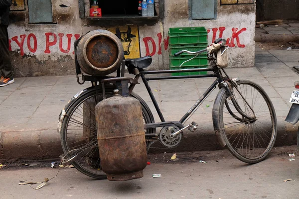 Typical Scene Old Bike Transporting Gas Bottles Restaurants Delhi India — Stock Photo, Image
