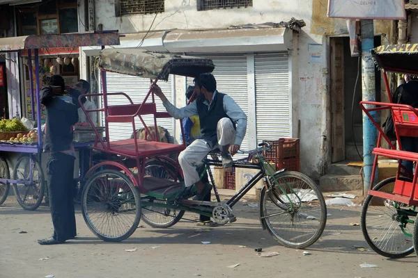 2016 日にデリー インドの路上で客を待つサイクル人力車ドライバー — ストック写真