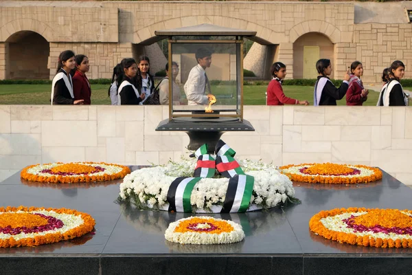Rajghat 新德里 纪念在圣雄 Gandhis 尸体火葬地方 印度在 2016 — 图库照片