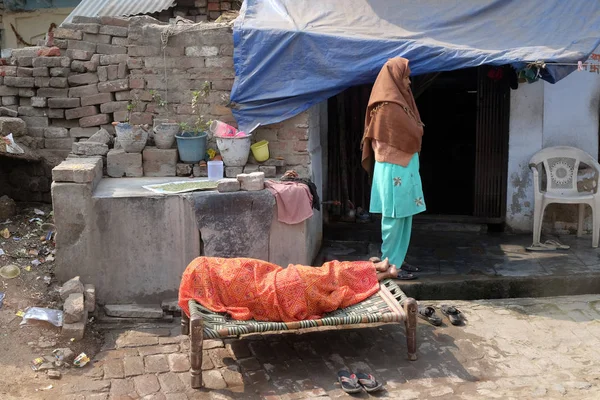 Женщина Спит Перед Своим Домом Агра Уттар Прадеш Индия Февраля — стоковое фото