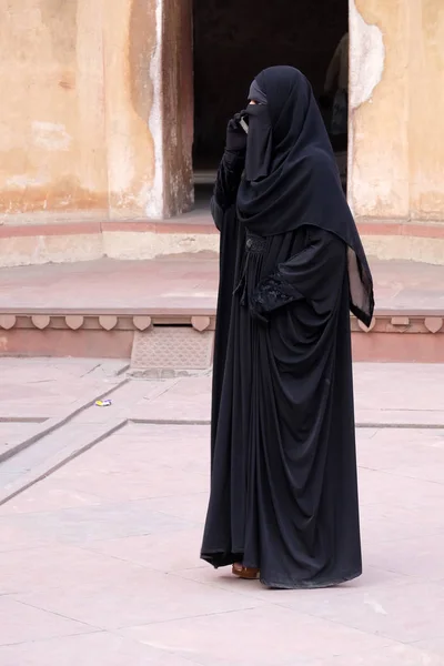 Mujer Musulmana Hablando Por Teléfono Móvil Red Fort Agra Uttar —  Fotos de Stock