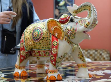 Agra, Uttar Pradesh, Hindistan Hediyelik eşya dükkanında el işi Hintli fil görüntülemek.