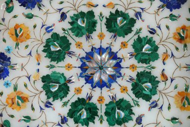 Geleneksel renkli çiçek mermer masa Agra, Uttar Pradesh, Hindistan Satılık 
