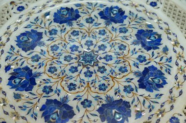 Geleneksel renkli çiçek mermer masa Agra, Uttar Pradesh, Hindistan Satılık 