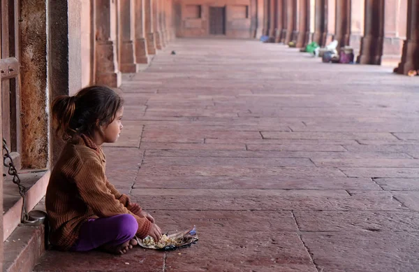 Poor Girl Eating Fatehpur Sikri Complex Uttar Pradesh India February — Stock Photo, Image