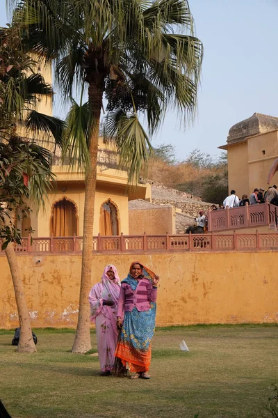 Donne Sari Pulire Cortile Amber Fort Jaipur Rajasthan India Febbraio — Foto Stock