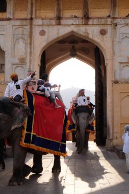 16 Şubat 2016 üzerinde Jaipur, Rajasthan, Hindistan, Amber Fort turist taşıyan filler dekore edilmiş.