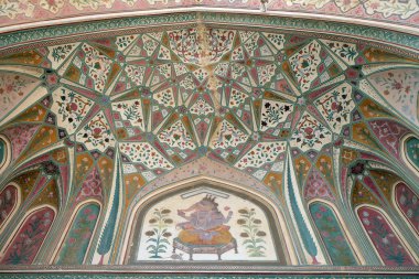 Jaipur, Rajasthan, Hindistan Amber Fort sarayda duvara güzel süsleme.