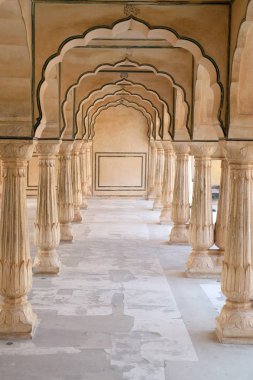 Beyaz mermer Salonu, Sattais Katcheri, Amber Fort Jaipur, Rajasthan, Hindistan içinde.