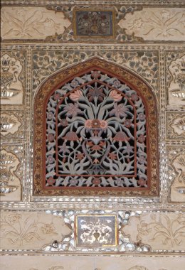 Amber Fort Jaipur, Rajasthan, Hindistan içinde ayna sarayda yansıtılmış tavan detayı.