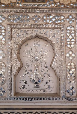 Amber Fort Jaipur, Rajasthan, Hindistan içinde ayna sarayda yansıtılmış tavan detayı.